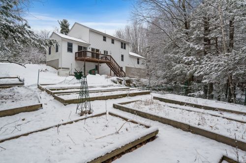 12 Ginger Dr, Goffstown NH  03045-2939 exterior