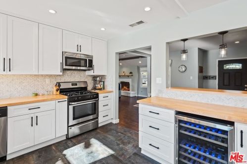 17030 Hart St, Van Nuys CA 91406-4508 exterior