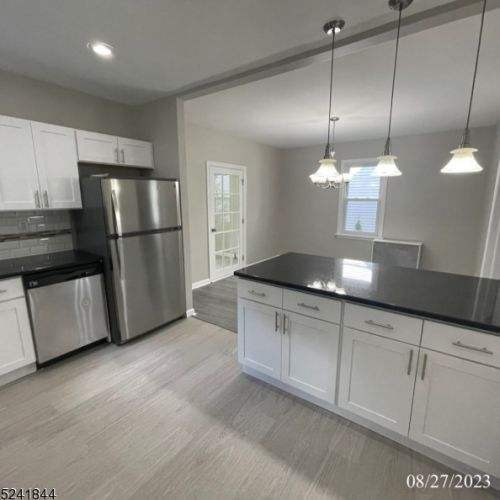 124 8th Ave, Roselle NJ  07203-2032 exterior