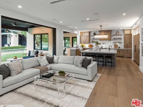 16766 Bosque Dr, Van Nuys, CA 91436-3549