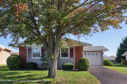 4 Owen Ln, Bricktown, NJ 08724-2474