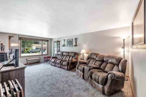 2277 Santa Barbara Dr, Green Bay, WI 54313-5367