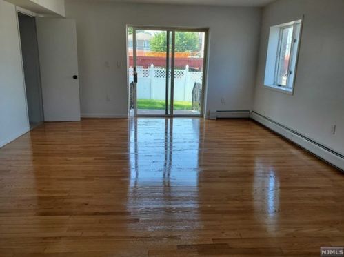 70 Edsall Ave, Palisades Park NJ  07650-1421 exterior