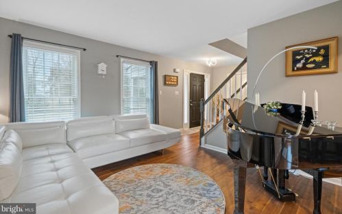 827 Spring Knoll Dr, Herndon VA  20170-3920 exterior