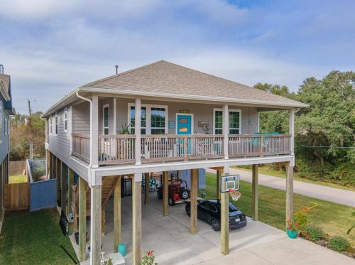 2121 Menard Ave, Taylor Lake Village, TX 77586-3068
