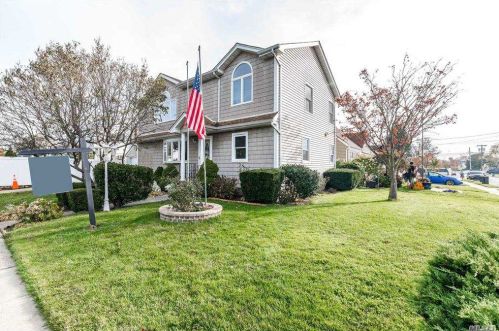 257 Stone St, Floral Park, NY 11003-2240