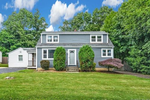 82 Loftus Cir, Bridgeport, CT 06606-1205