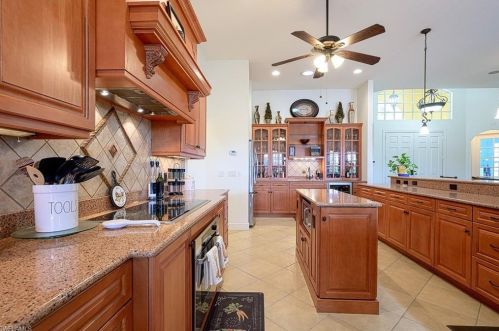 10218 Avonleigh Dr, Bonita Springs FL 34135-7059 exterior