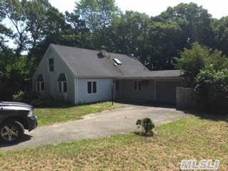 2 Oaklake Ln, Hauppauge, NY 11779-1959
