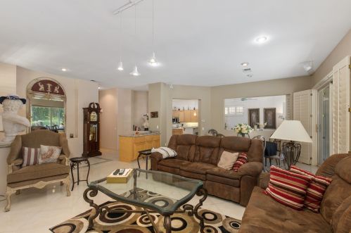 122 Kavenish Dr, Rancho Mirage CA  92270-3244 exterior