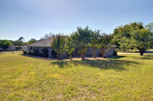 201 Live Oak Ln, Burleson, TX 76028-6142