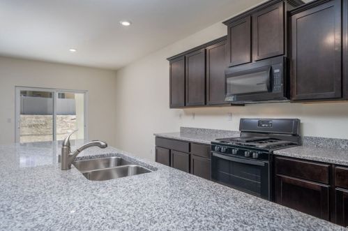 16812 Ukiah St, Victorville, CA 92394-1487