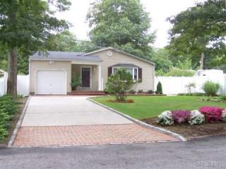 1 Walnut Ave, Farmingville, NY 11738-1624