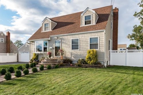 16 Kissimee Rd, North Lindenhurst, NY 11757-6815