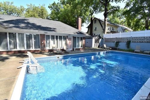 26 Elmwood Ter, Elmwood Park NJ  07407-1729 exterior