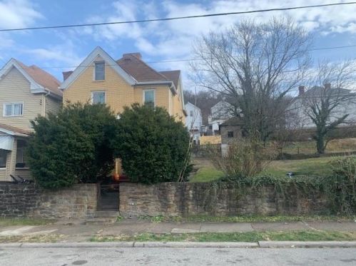 433 Erie Ave, Glassport, PA 15045-1414
