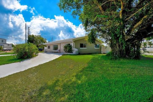 7998 Causeway Blvd, Saint Petersburg, FL 33707-1008