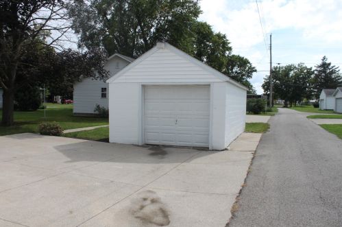 819 Hinde St, Washington Ch, OH 43160-1926