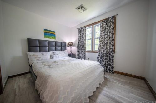 22 Devonshire Dr, Waterford CT  06385-1702 exterior