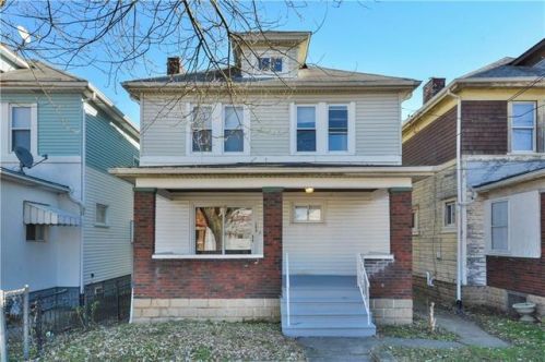 203 Broadway St, Moon Twp, PA 15108-1412