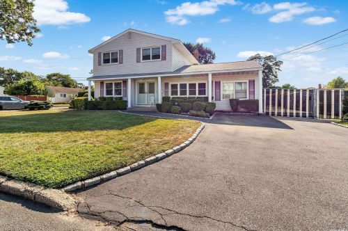1404 Ohio Ave, Bayshore, NY 11706-5232