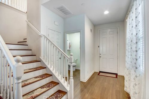 19833 Holly Dr, Santa Clarita, CA 91350-3695