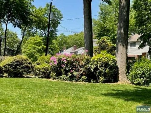 1130 Magnolia Rd, Teaneck NJ  07666-2744 exterior