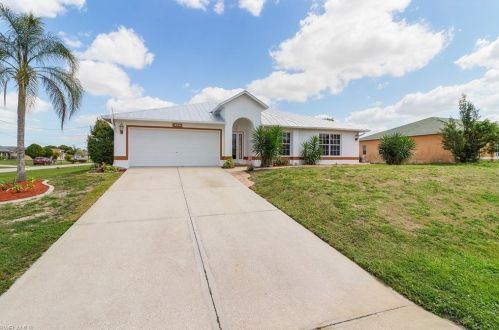 920 Alfreda Ave, Lehigh Acres, FL 33971-6462