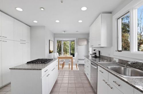 9 Avondale Rd, White Plains NY  10605-4101 exterior