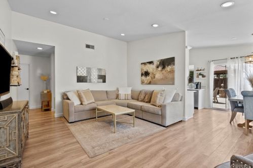 27839 Crookshank Dr, Santa Clarita, CA 91350-1350
