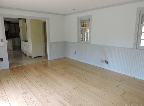 1624 Main St, Wapping, CT 06074-1011