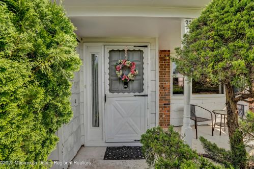33 Lauren Ln, Bricktown, NJ 08723-7839