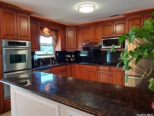 512 Avon Pl, West Islip NY  11795-4702 exterior