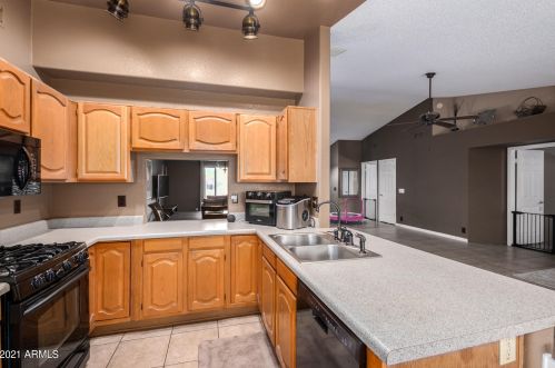 8828 Peck Dr, Glendale AZ  85301-4918 exterior