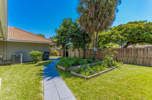 800 18 St, Boca Raton FL 33486-6937 exterior