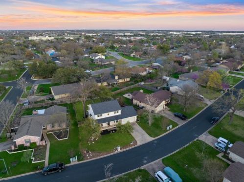 302 Deepwood Dr, Georgetown TX 78628-8305 exterior