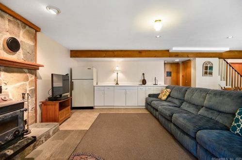 107 Roast Meat Hill Rd, Deep River CT  06419-1424 exterior