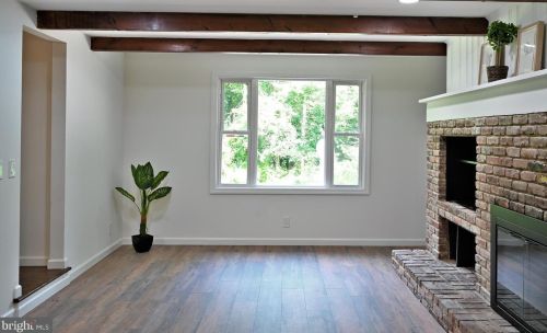 913 Lake Dr, Trenton NJ  08648-4003 exterior
