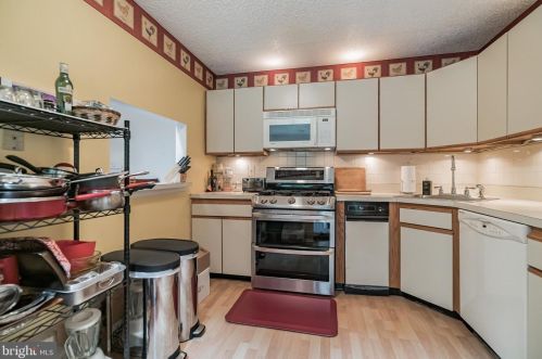33 Scherer Ct, Trenton NJ  08648-2649 exterior