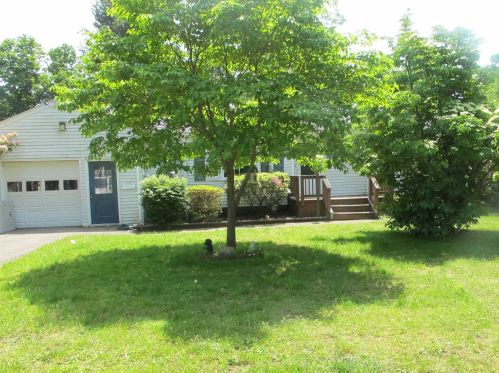 10 Ravine Rd, Hyde Park, NY 12538-1002