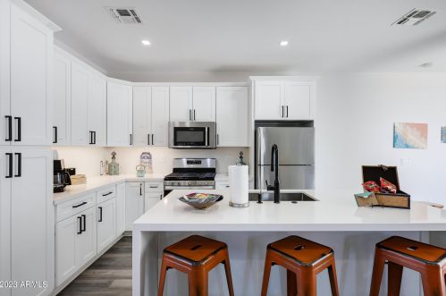 1121 11th St, Phoenix AZ 85006-2744 exterior