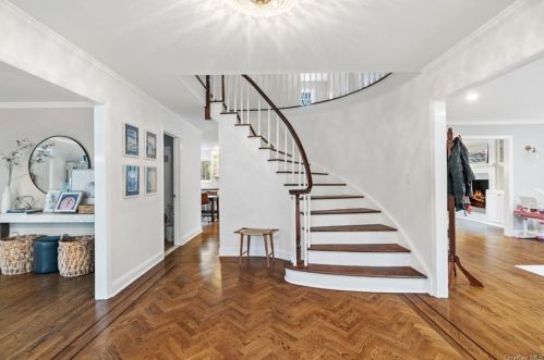 12 Pond View Ln, Stamford, CT 06903-1204