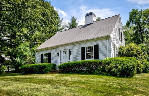 21 Old Farm Rd, Dover, MA 02030-2513