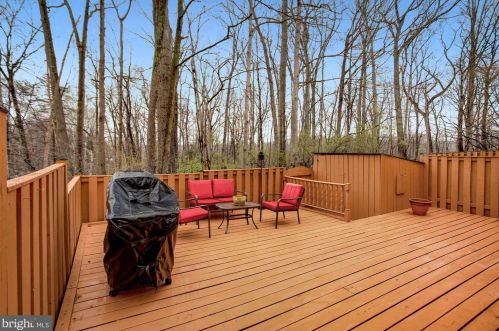 5666 Sutherland Ct, Springfield VA  22015-1850 exterior