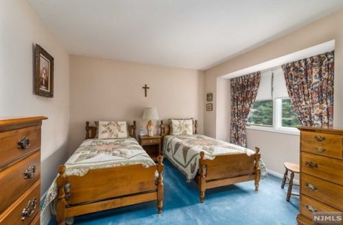 31 Erskine Ct, Mahwah NJ  07430-2014 exterior