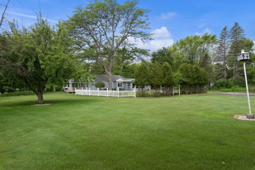 11500 Valley Dr, Thiensville, WI 53092-3243