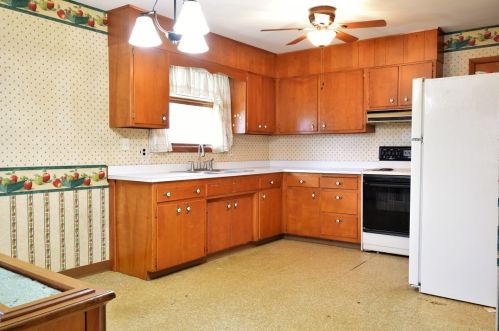 676 Lillian Dr, Hermitage, PA 16148-1531