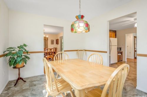 14 Oakledge Dr, Elwood NY  11731-3718 exterior