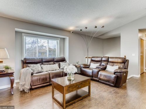 1015 Briar Glen Ln, Saint Paul, MN 55129-8522