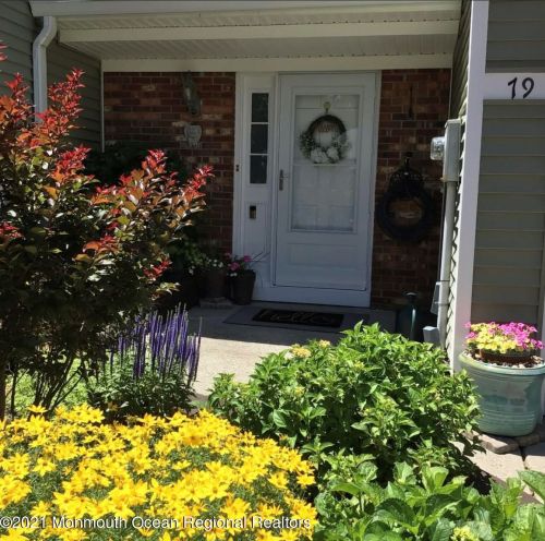 79 Oak Ln, Tinton Falls, NJ 07724-3473